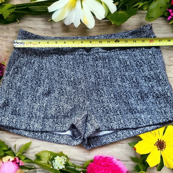 Express Lightweight Flowy Shorts - Picture 3 of 8